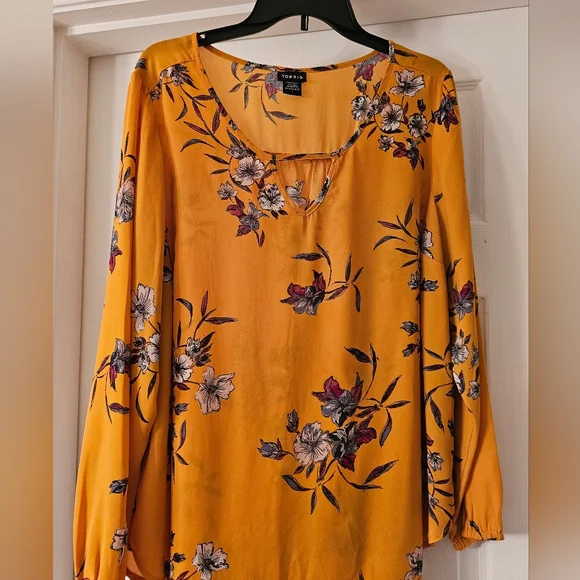 Torrid Keyhole Top - Picture 3 of 7